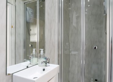 handpost lodge shower room
