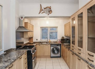 newport accommodation kitchen